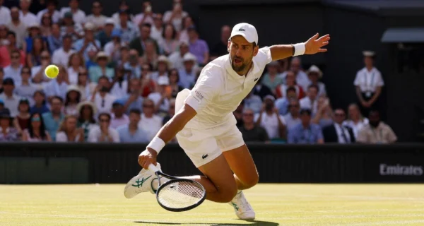 Novak Djokovic celebrando su victoria en Wimbledon junto a su hija Tara