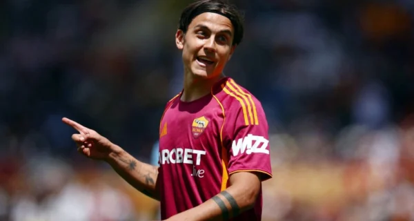 Paulo Dybala en acción con la camiseta de la Roma