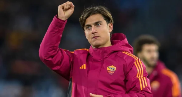 Paulo Dybala en un partido con Roma