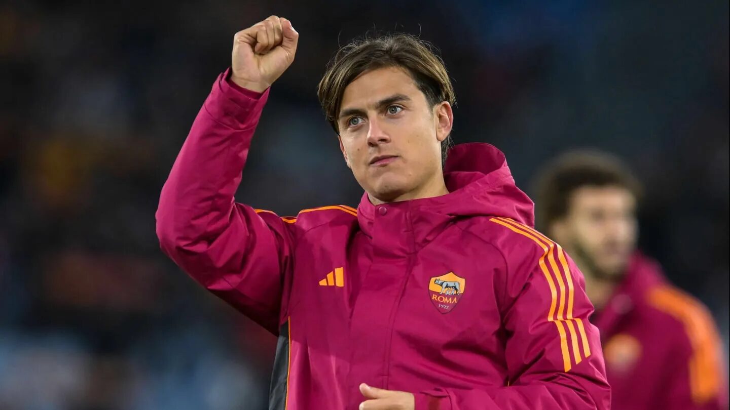 Paulo Dybala en un partido con Roma