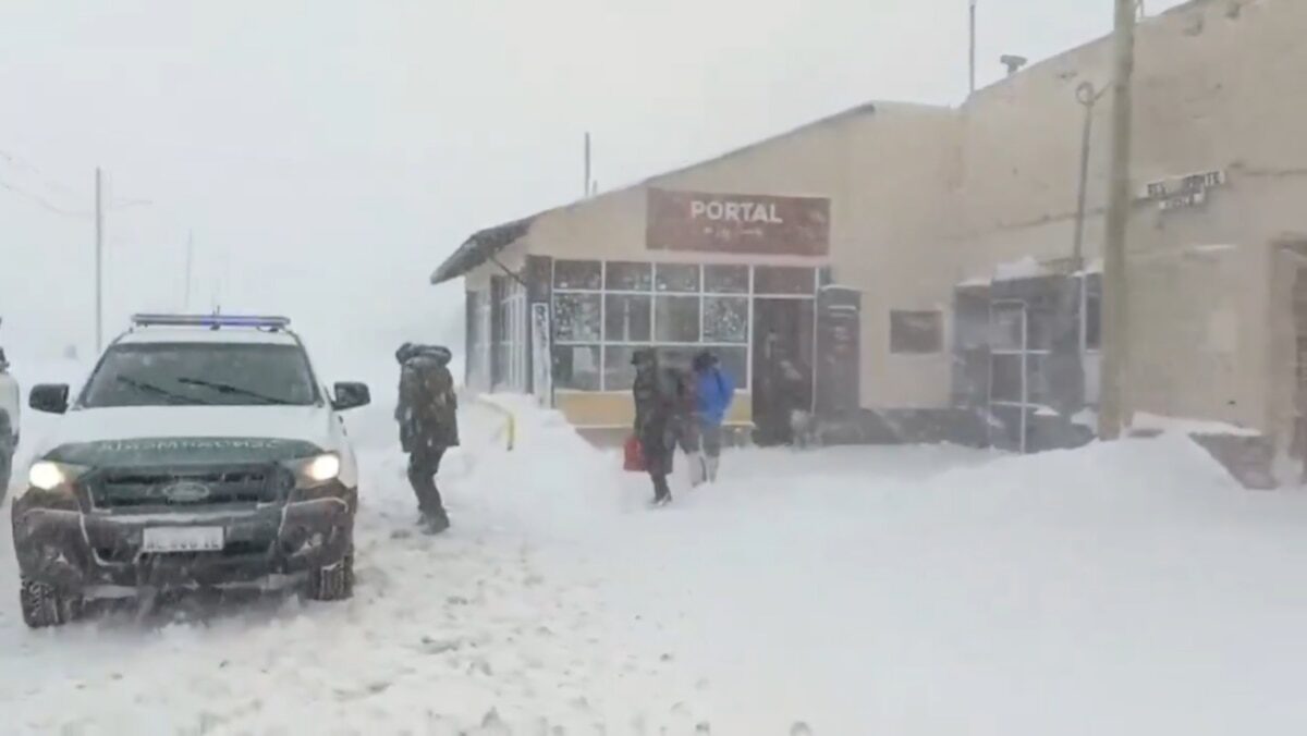 Rescatan a tres turistas varados en la alta montaña de Mendoza tras fuerte nevada