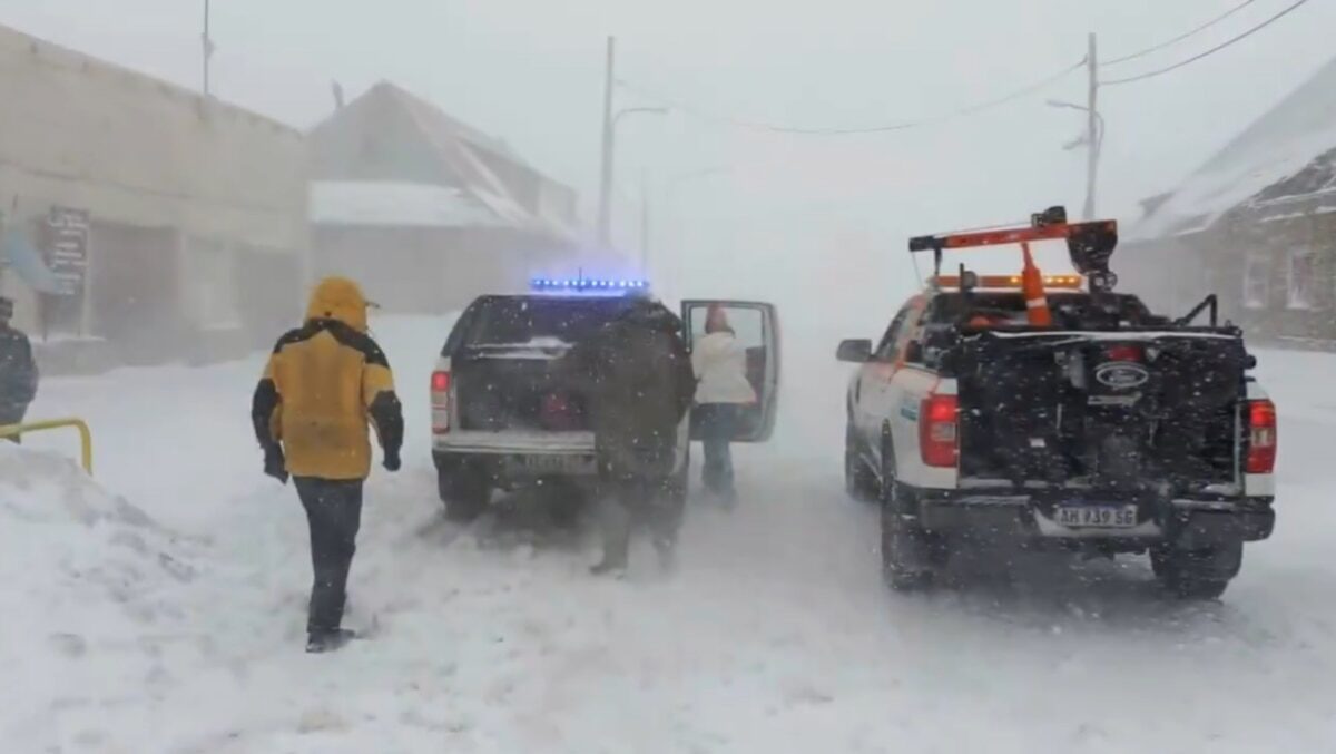 Rescatan a tres turistas varados en la alta montaña de Mendoza tras fuerte nevada