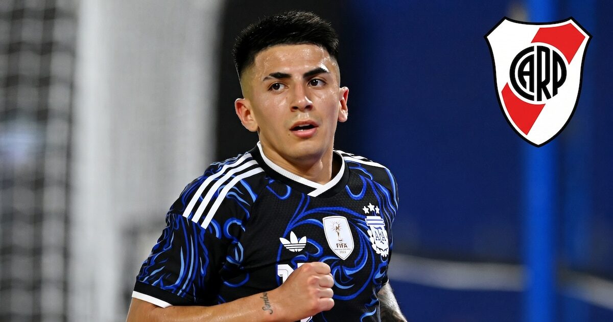 Thiago Almada en acción durante un partido de fútbol