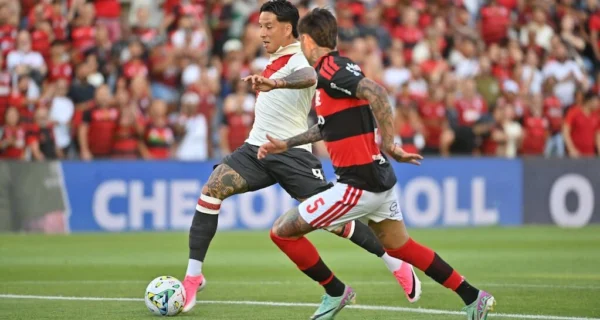 Jugadores de River Plate en acción contra Flamengo en un amistoso en Portugal