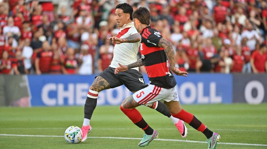Jugadores de River Plate en acción contra Flamengo en un amistoso en Portugal