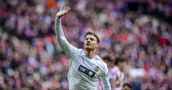 Lucas Beltrán en acción durante un partido de fútbol