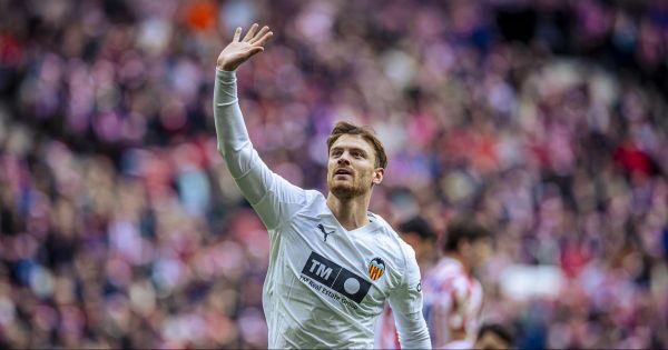 Lucas Beltrán en acción durante un partido de fútbol