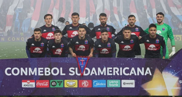 Jugadores de Tigre con bandera de Malvinas