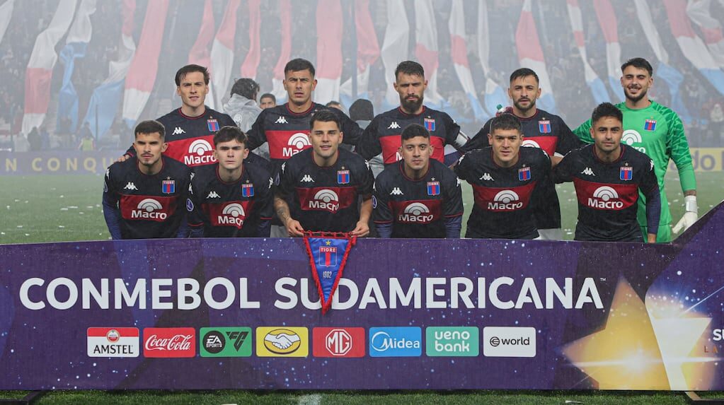 Jugadores de Tigre con bandera de Malvinas