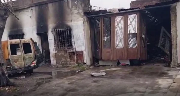 Bomberos trabajando en el incendio de una casa en La Plata