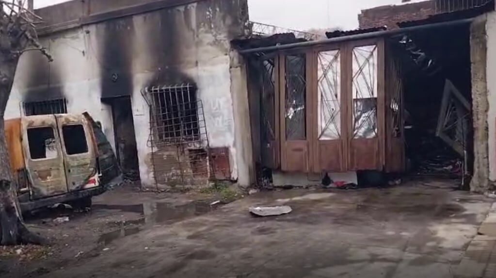 Bomberos trabajando en el incendio de una casa en La Plata