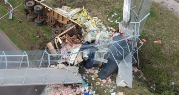 Camión volcado tras chocar contra un puente peatonal en Chaco