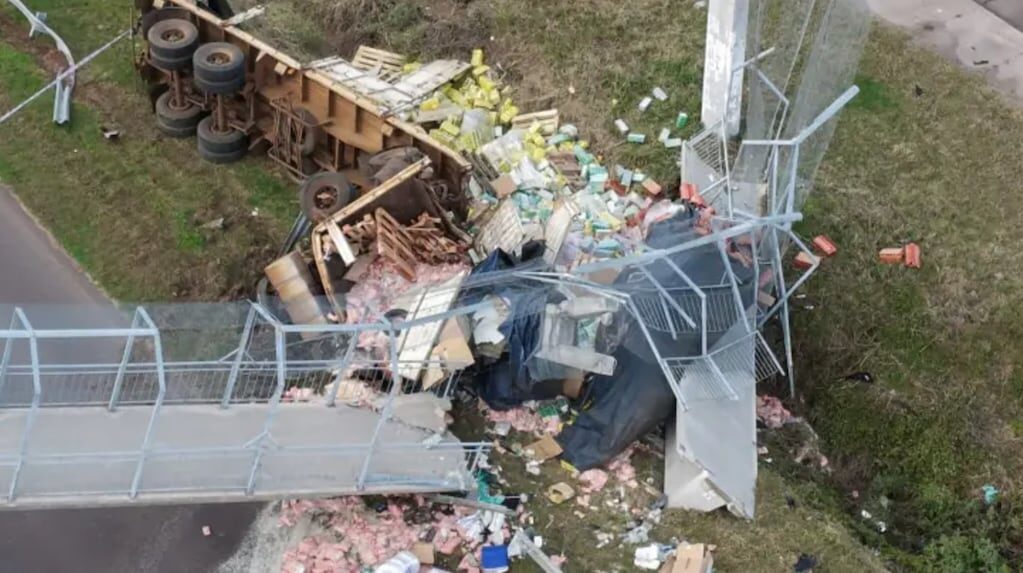 Camión volcado tras chocar contra un puente peatonal en Chaco