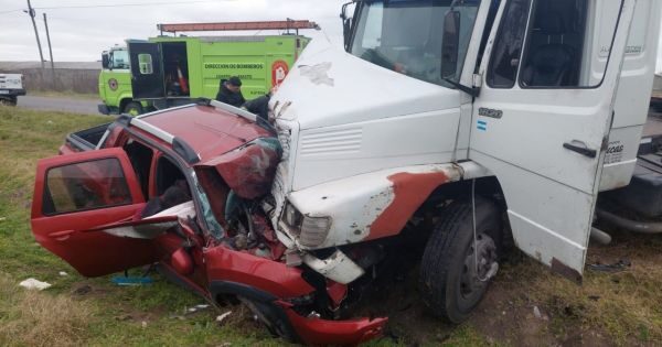Accidente de tránsito en La Plata entre una camioneta y un camión