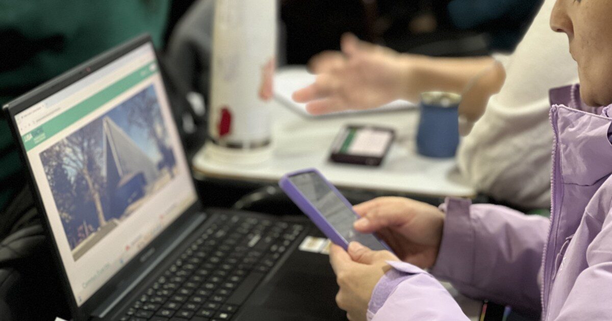 Jóvenes participando en un curso de programación online en Río Negro