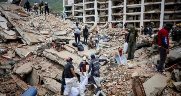 Edificios dañados en La Guaira tras los terremotos en Venezuela