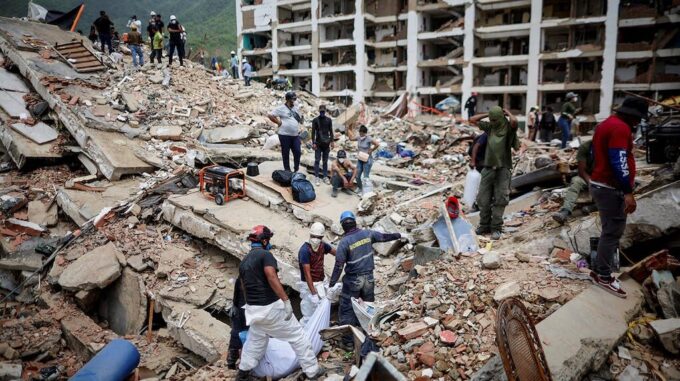 Edificios dañados en La Guaira tras los terremotos en Venezuela