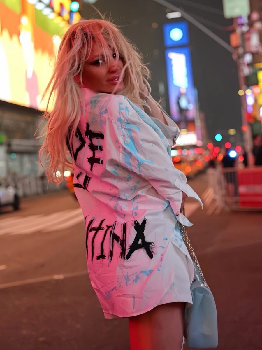 Vicky Xipolitakis deslumbra en Times Square con un look argentino antes de la final del Mundial 2026