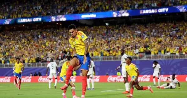 Celebración de la selección colombiana tras el gol de Jhon Arias