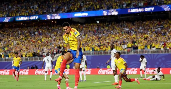 Celebración de la selección colombiana tras el gol de Jhon Arias