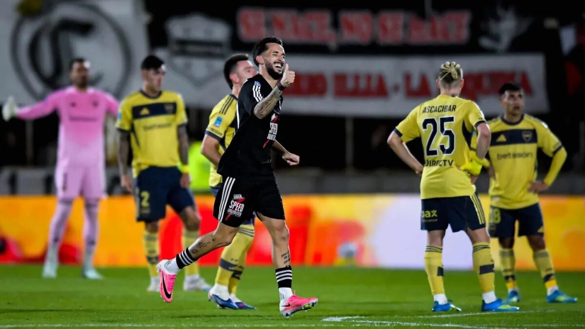 Deportivo Riestra celebra su triunfo sobre Boca Juniors