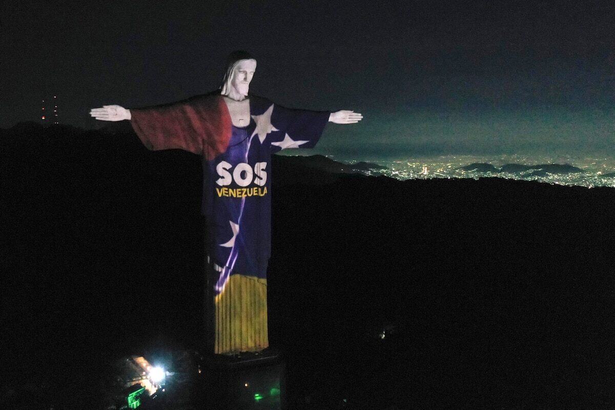 Proyección de la bandera de Venezuela en el Cristo Redentor