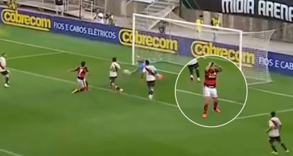 Santiago Beltrán realizando una atajada durante el amistoso contra Flamengo