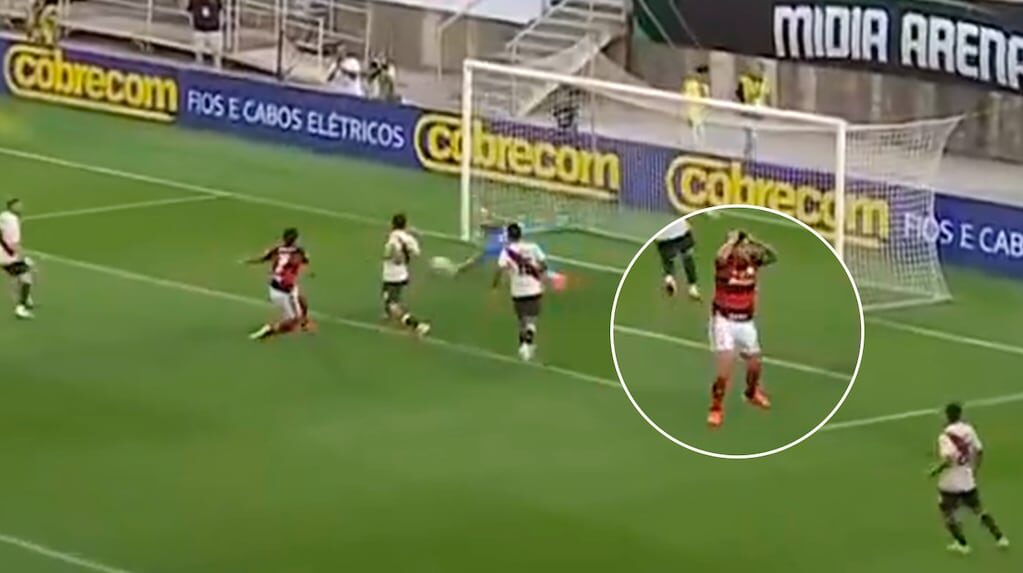 Santiago Beltrán realizando una atajada durante el amistoso contra Flamengo
