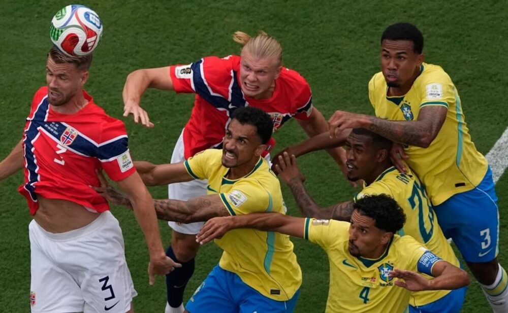 Erling Haaland celebra un gol durante el partido entre Noruega y Brasil
