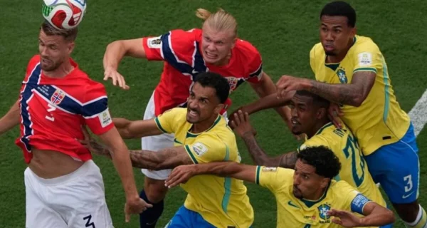 Erling Haaland celebra un gol durante el partido entre Noruega y Brasil