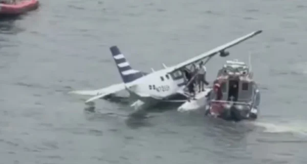 Avioneta flotando en el East River tras aterrizaje de emergencia en Nueva York