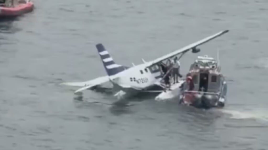 Avioneta flotando en el East River tras aterrizaje de emergencia en Nueva York