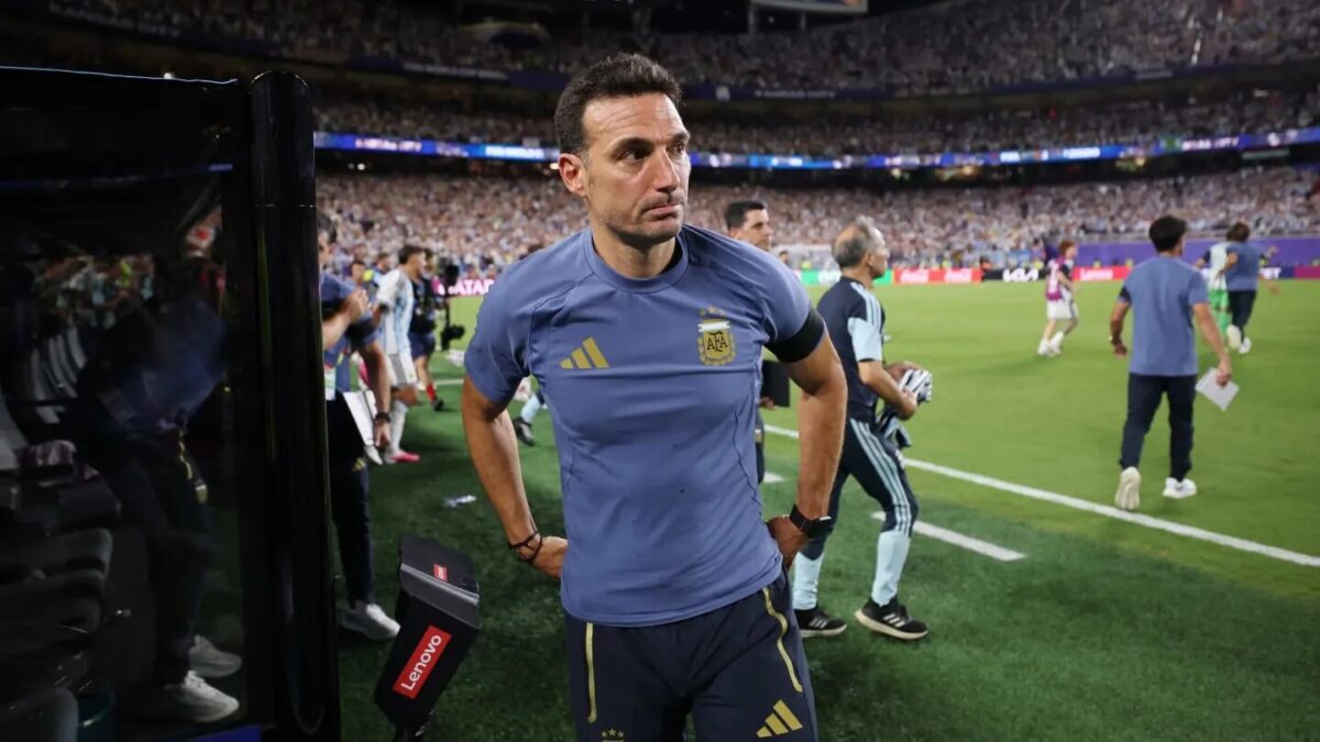 Lionel Scaloni en conferencia