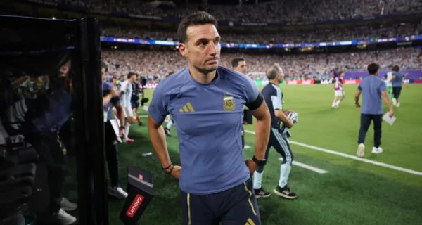 Lionel Scaloni en conferencia