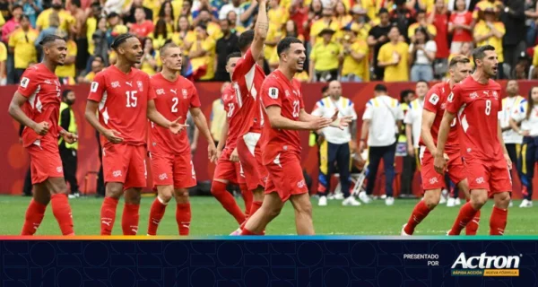 Jugadores de Suiza celebran tras vencer a Colombia en penales