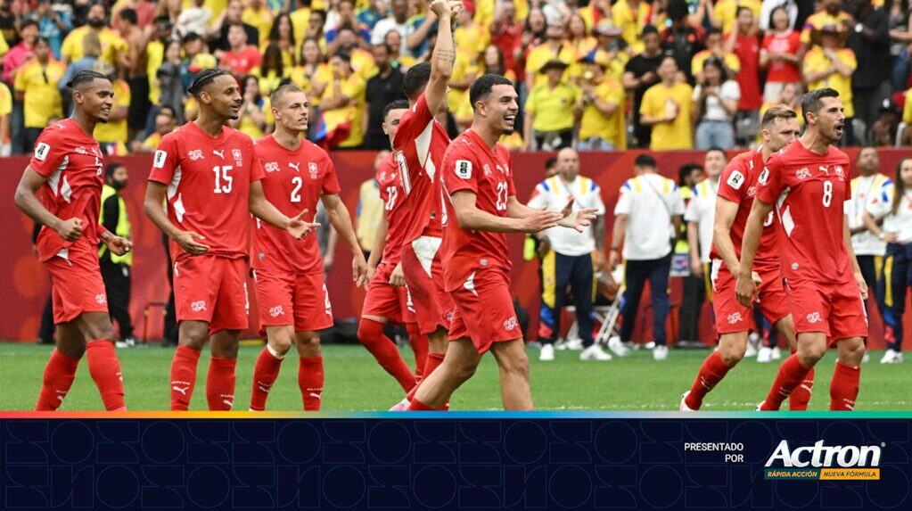 Jugadores de Suiza celebran tras vencer a Colombia en penales