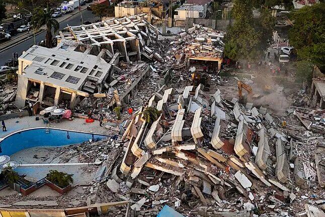 Rescate de cuerpos en Caracas tras el terremoto
