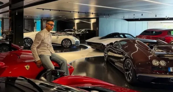 Cristiano Ronaldo mostrando su colección de autos