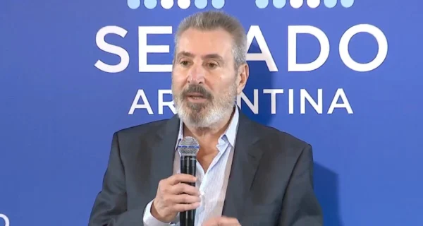 Daniel Vila recibiendo reconocimiento en el Senado de la Nación