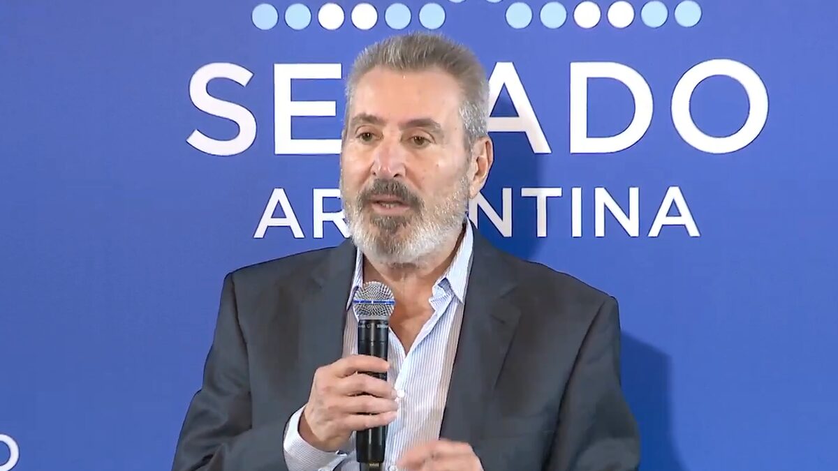 Daniel Vila recibiendo reconocimiento en el Senado de la Nación