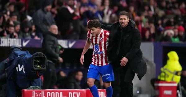 Diego Simeone y Julián Álvarez