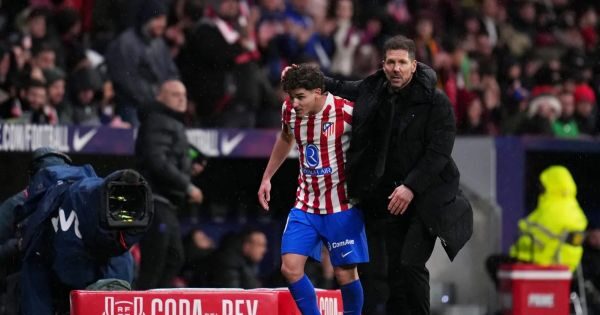 Diego Simeone y Julián Álvarez