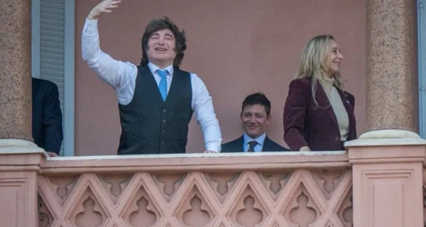 Javier Milei en el balcón de la Rosada
