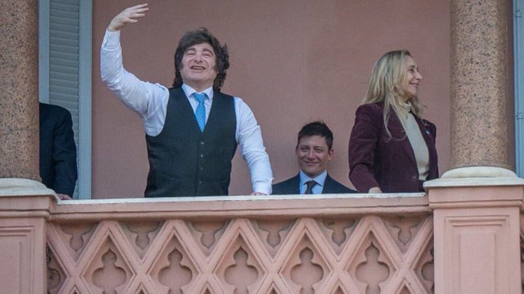 Javier Milei en el balcón de la Rosada