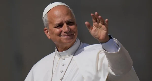 El papa León XIV saluda a la gente en la plaza de San Pedro