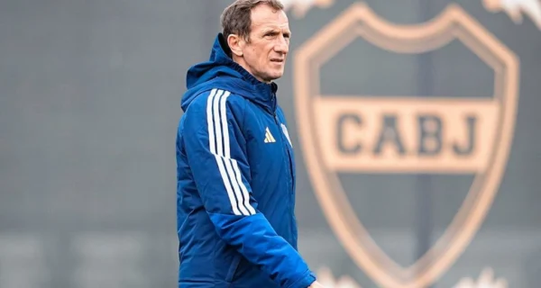 Entrenador Rodolfo Arruabarrena dirigiendo a Boca Juniors