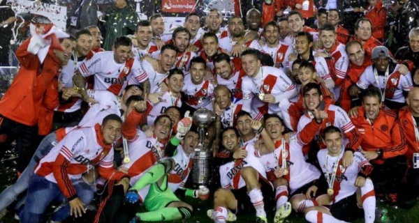 Fernando Cavenaghi apoyando a River Plate