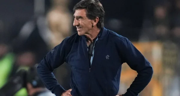 Gustavo Costas durante un partido