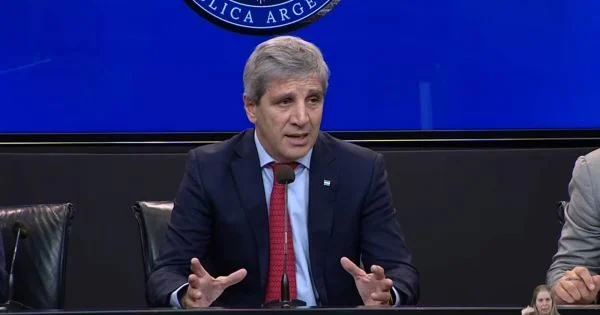 Luis Caputo en conferencia de prensa