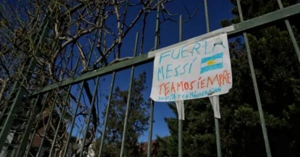 Carteles de apoyo a Messi en el cementerio El Prado